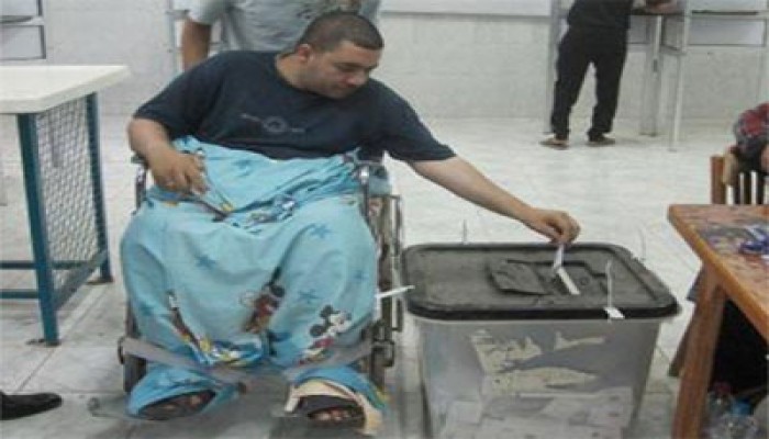 ناخب يصوت على كرسي متحرك بالخانكة