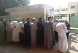 القضاة يوجهون الناخبين بالزقازيق وسيارات دعاية مخالفة