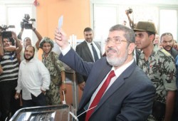 د. مرسي بعد الإدلاء بصوته: اليوم يوم الوفاء للشهداء