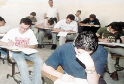 عميد المعاهد الأزهرية بغزة يتفقد لجان امتحانات الثانوية