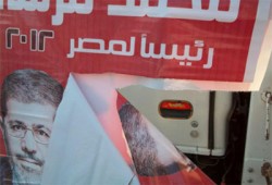 النيابة تحقق في تمزيق الفلول للافتات د. مرسي بالمنوفية