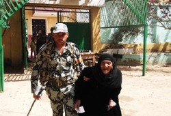 قاض ينزل بورقة لتصويت عجوز بالبدرشين