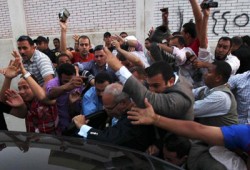 ضرب شفيق بـ"الجزم" حديث الناخبين في طوابير الانتخابات