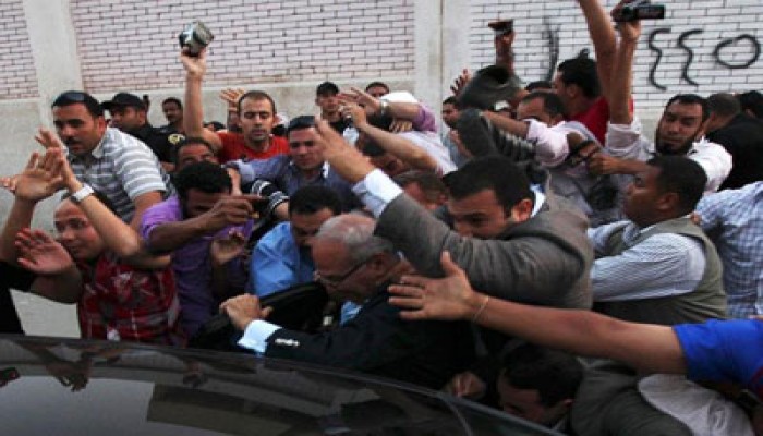 ضرب شفيق بـ"الجزم" حديث الناخبين في طوابير الانتخابات