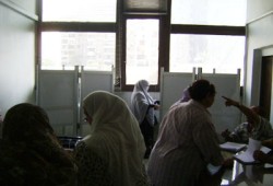 قريتان بالجيزة تنتخب على ضوء المولدات