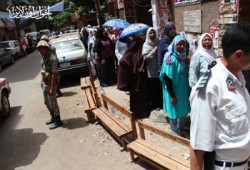 ناخبات المعادي يواجهن الحر بالشماسي وزجاجات المياه