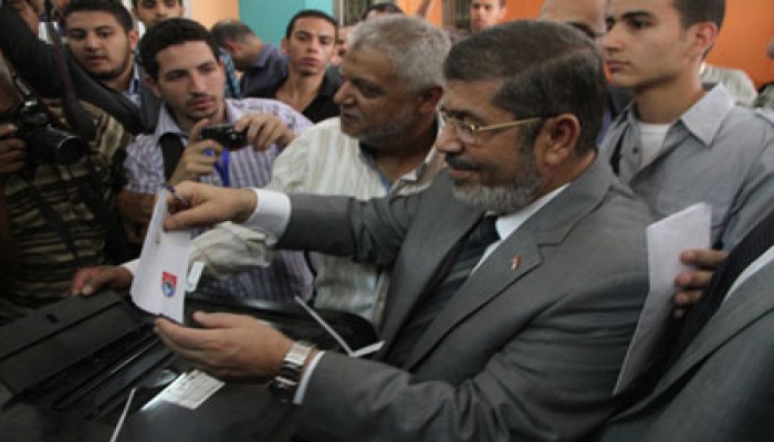 د. مرسي عقب الإدلاء بصوته: اليوم عيد من أعياد مصر العظيمة