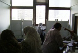 ضباط شرطة يوجهون الناخبين إلى التصويت لشفيق وموسى