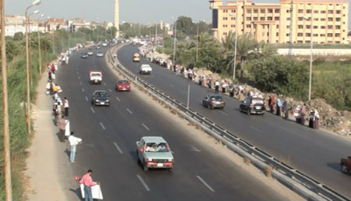 سلسلة بشرية بطول ٢٠ كيلومترًا لدعم "مرسي" بالإسكندرية