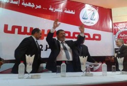 د. مرسي يصل إلى بورسعيد وسط استقبال شعبي
