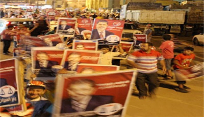 مسيرة وسلاسل بشرية بالعريش لدعم مرسي