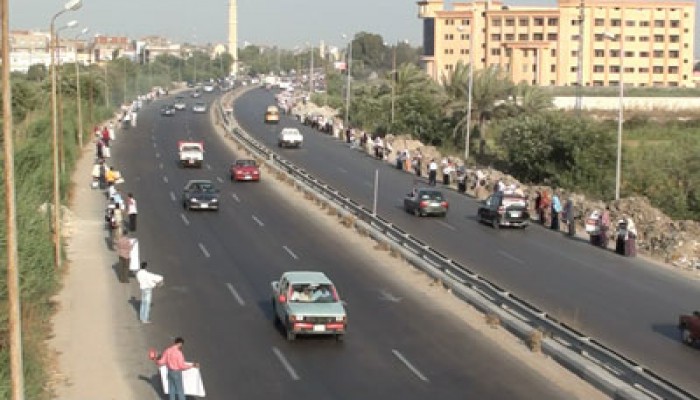 عشرات الآلاف بالإسكندرية في سلسلة دعم مرسي