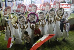 شعب سوهاج يستقبل مرسي بالورود