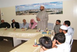 رابطة علماء فلسطين تكرم دعاة قافلة الخير بخان يونس