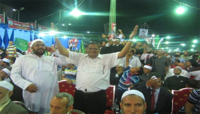 مواطن يخترق الصفوف يهتف تأييدًا لمرسي بأسيوط