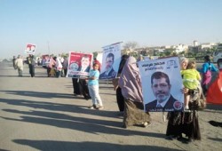 سلسلة بشرية بطريق النوبارية الصحراوي لدعم د. مرسي‎