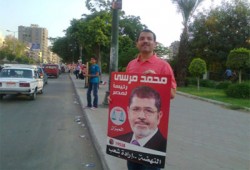 سلسلة بشرية بطول كورنيش النيل لدعم د. مرسي