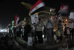 3 سلاسل بشرية دعمًا لمرسي بأسيوط
