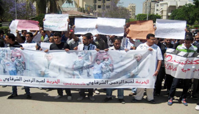 طلاب المنصورة يطالبون بالإفراج عن زميلهم المعتقل في "العباسية"