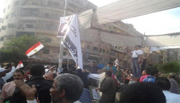 فلول الوطني يمزقون لافتات د. مرسي بالسيدة زينب