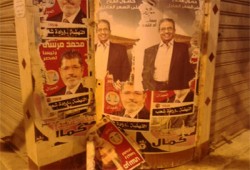 أنصار موسى يطمسون دعاية د. مرسي بالسويس