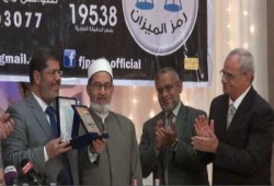 الغربية.. نقيب المهندسين يهدي درع النقابة للدكتور مرسي