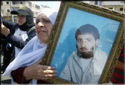 215 أسيرًا فلسطينيًّا يدخلون في إضراب مفتوح عن الطعام