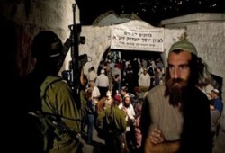 مغتصبون يقتحمون قبر يوسف فجرًا بحماية جيش الاحتلال
