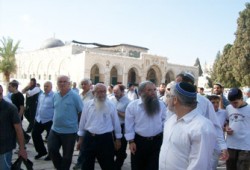 مستوطنون متطرفون يقتحمون ساحات المسجد الأقصى