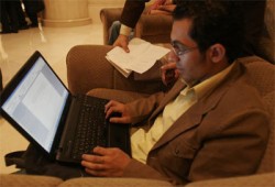 بين ملايين الثورة وآلاف عمر سليمان