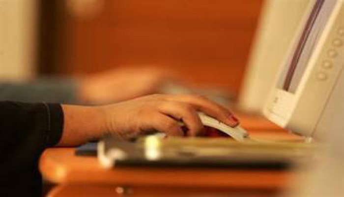 القضاء الإداري يلزم "الاتصالات" بحجب المواقع الإباحية