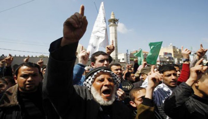 غزة تنتفض في جمعة "الإنارة وكشف المؤامرة"