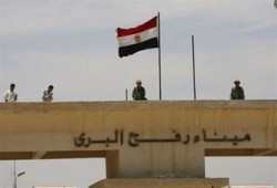 مظاهرة أمام معبر رفح تطالب مصر بإدخال الوقود‎