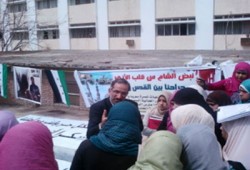 عميدة بالأزهر تمزق معرض نصرة القدس وسوريا!