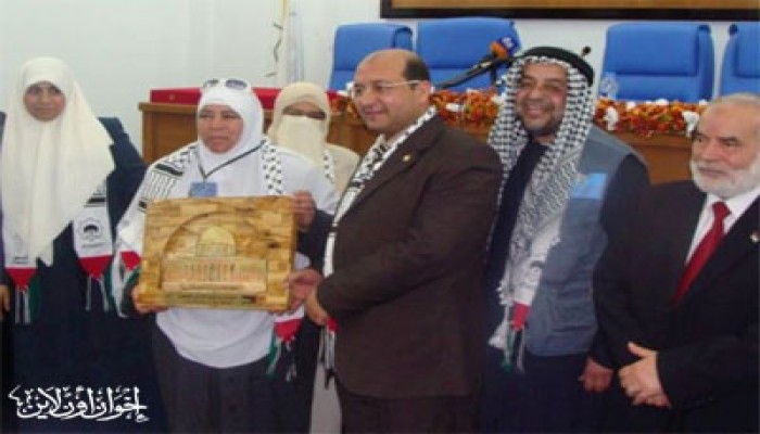 بحر يهدي درع القدس للمرسي وزغلول
