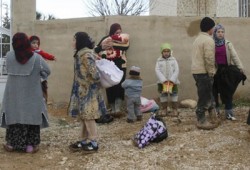 مساعدات تصل حمص وسوريون يفرون إلى الحدود