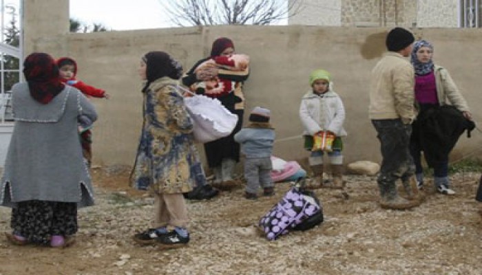 مساعدات تصل حمص وسوريون يفرون إلى الحدود