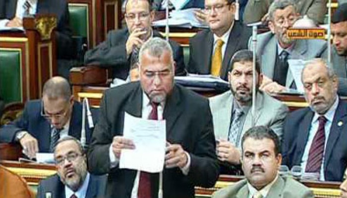 حسين سلطان يتدخل لحل مشكلة عاملات ماقوسة بالمنيا