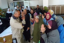 العاملون بمستشفى حميات دمياط يحتفلون بفوز المرسي وعمارة