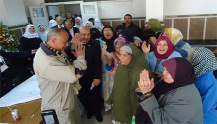 العاملون بمستشفى حميات دمياط يحتفلون بفوز المرسي وعمارة