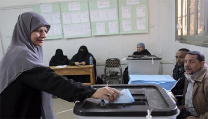 رئيس لجنة بالإسماعيلية يصرُّ على رؤية وجوه المنتقبات