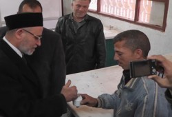 المرشد العام يدلي بصوته ويؤكد: الكلمة للشعب