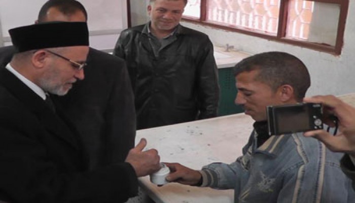 المرشد العام يدلي بصوته ويؤكد: الكلمة للشعب