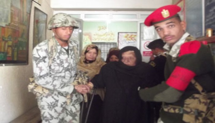 السويس.. كبار السن يتصدَّرون مشهد الساعات الأولى للشورى