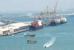 إغلاق موانئ السويس لسوء الأحوال الجوية