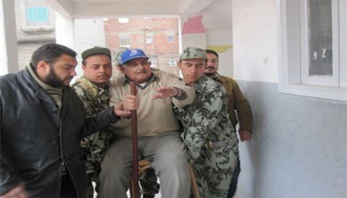 مسنّ يتحدى العزوف الانتخابي للشورى بدمياط