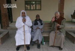 ناخب فوق السبعين يتحدى الأمطار للتصويت