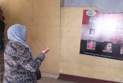 عجوز تدعو للشهداء وتهاجم المزايدين على "الحرية والعدالة"