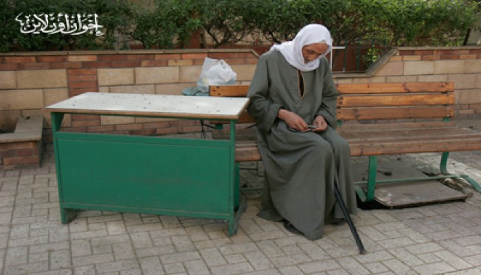 كبار السن يتقدمون لجان التصويت بالزيتون