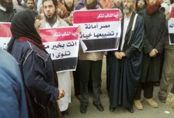 مواطنون أمام مجلس الشعب: نستكمل ثورتنا من خلال البرلمان
